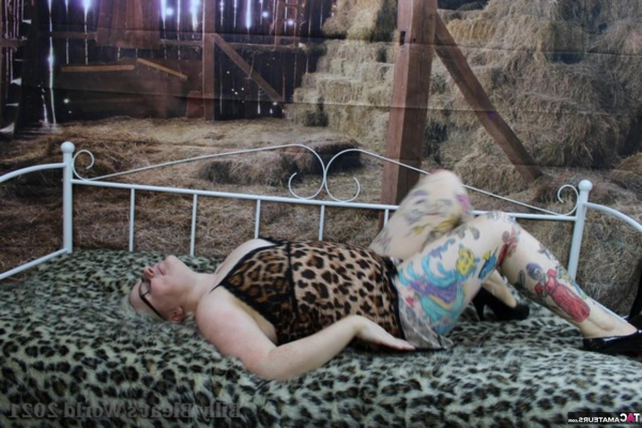 16P Британская пышка Молли Фокс показывает свои натуральные сиськи на кровати во время сена
