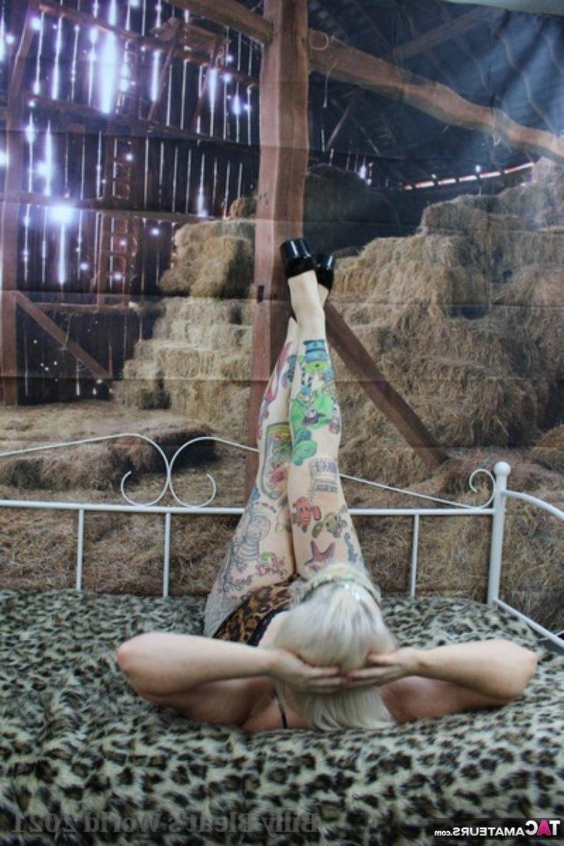 16P Британская пышка Молли Фокс показывает свои натуральные сиськи на кровати во время сена