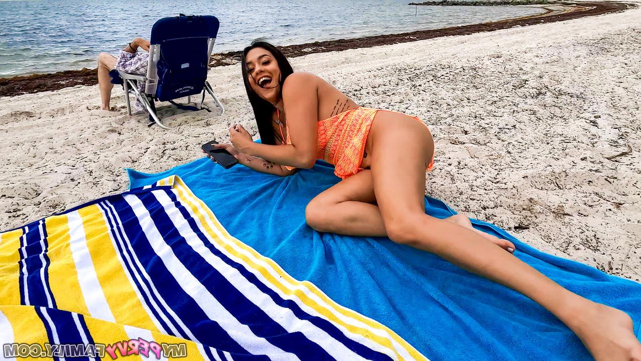 15P A adolescente latina Serena Santos ostenta um creampie depois de sexo familiar na praia