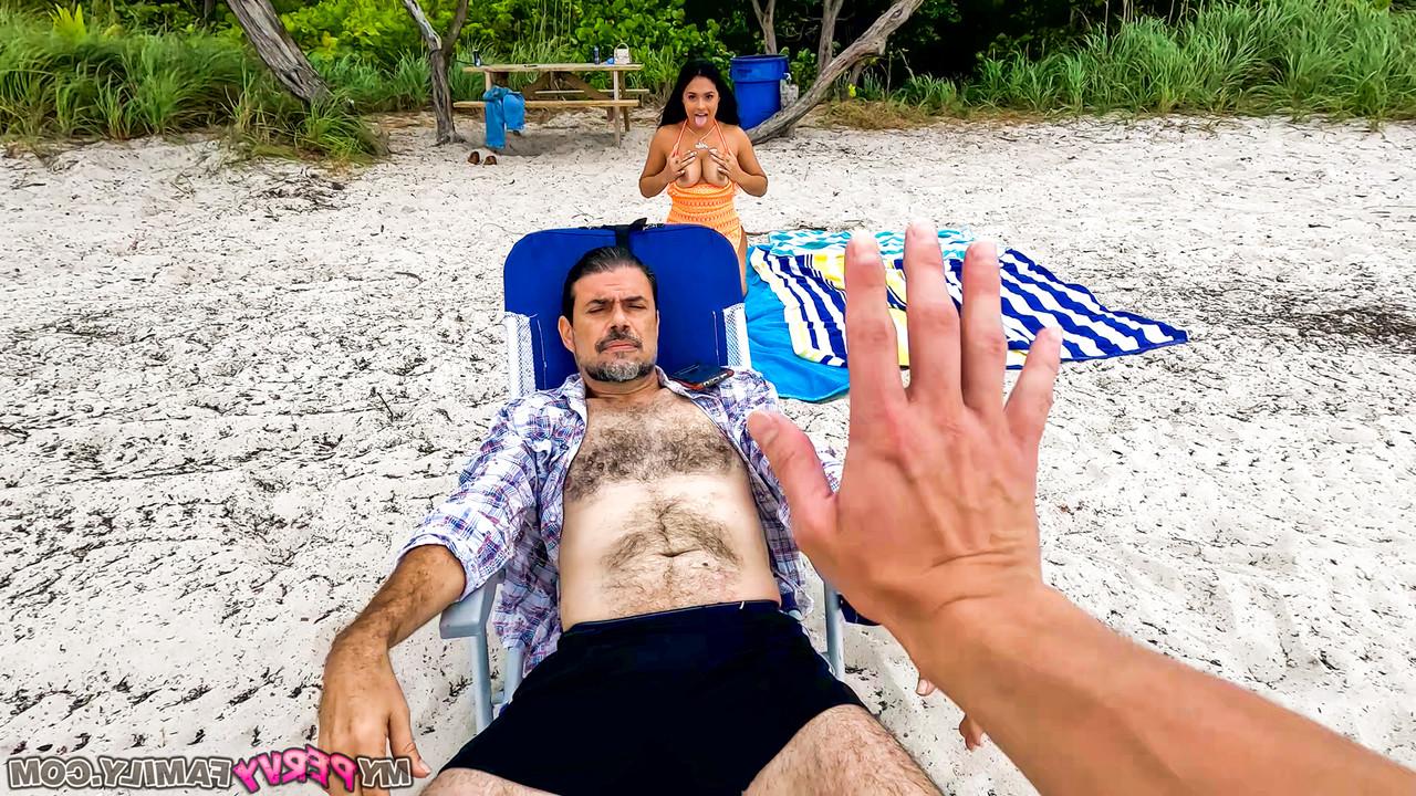 15P A adolescente latina Serena Santos ostenta um creampie depois de sexo familiar na praia
