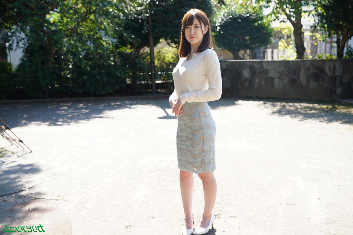 20P Die süße Japanerin Mirai Minano lässt sich ihre haarige Fotze entbeinen, bevor sie eine Gesichtsbehandlung erhält