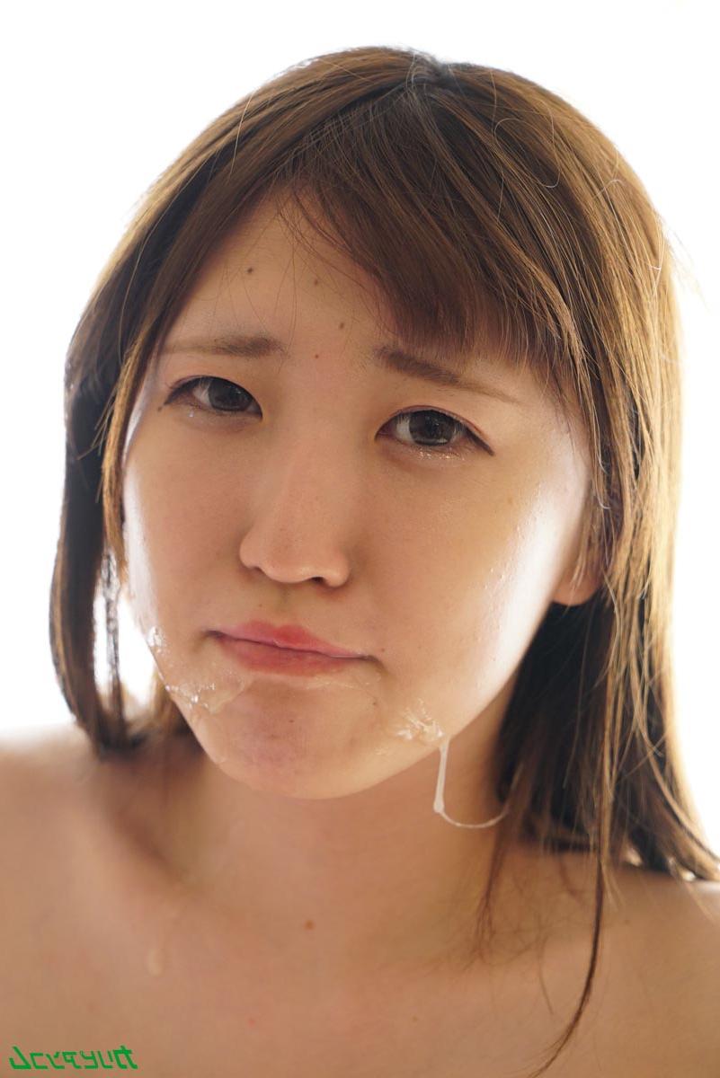 20P Die süße Japanerin Mirai Minano lässt sich ihre haarige Fotze entbeinen, bevor sie eine Gesichtsbehandlung erhält