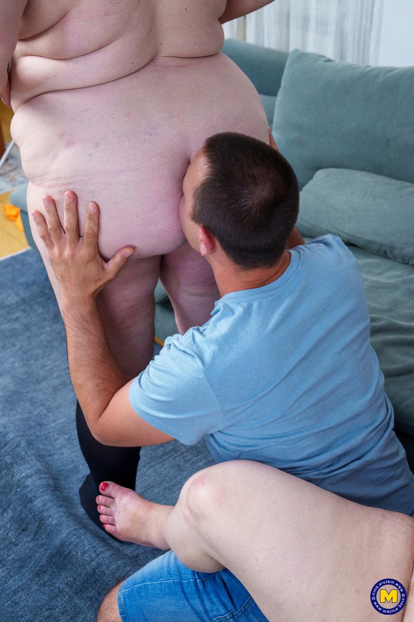 20P A las viejas BBW Edina y Jana les chupan las grandes tetas y les follan los chochos en un trío