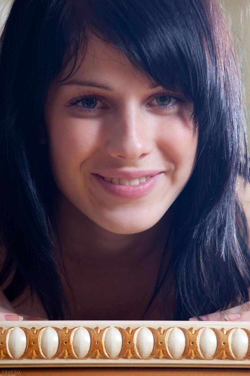 20P Die sexy Teenagerin Maura A posiert in ihren heißen Dessous und zeigt ihre beschnittene Muschi