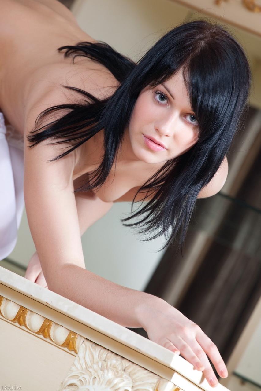 20P Die sexy Teenagerin Maura A posiert in ihren heißen Dessous und zeigt ihre beschnittene Muschi