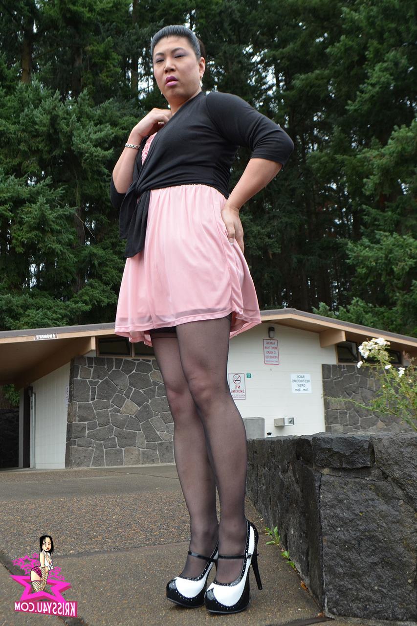 16P Transexual sexy hace alarde de sus piernas calientes usando medias y tacones altos