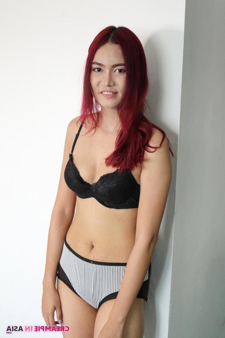 20P Asian babe Som shows her tiny tits & her trimmed bush while naked