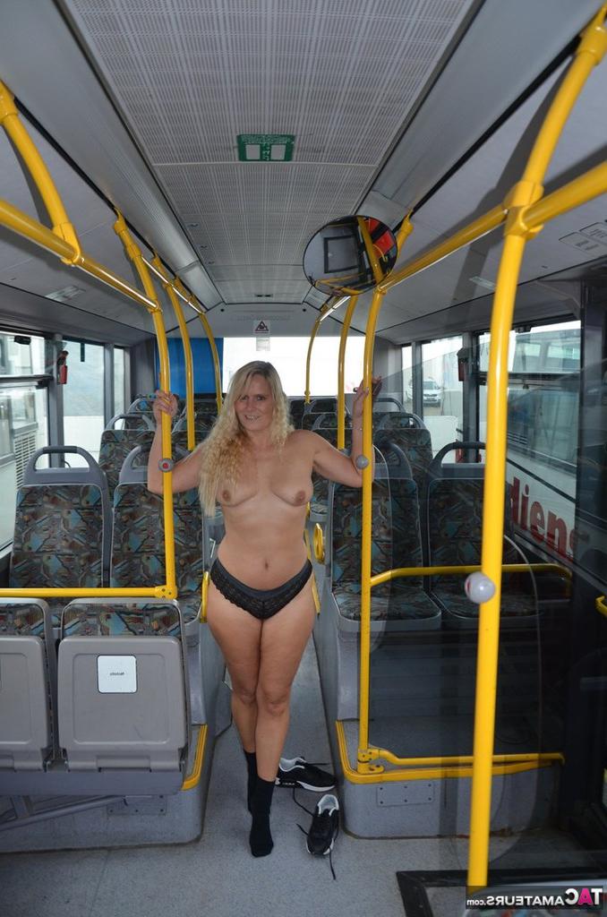 20P Chica rubia gruesa se quita la ropa interior para posar desnuda en calcetines en un autobús urbano