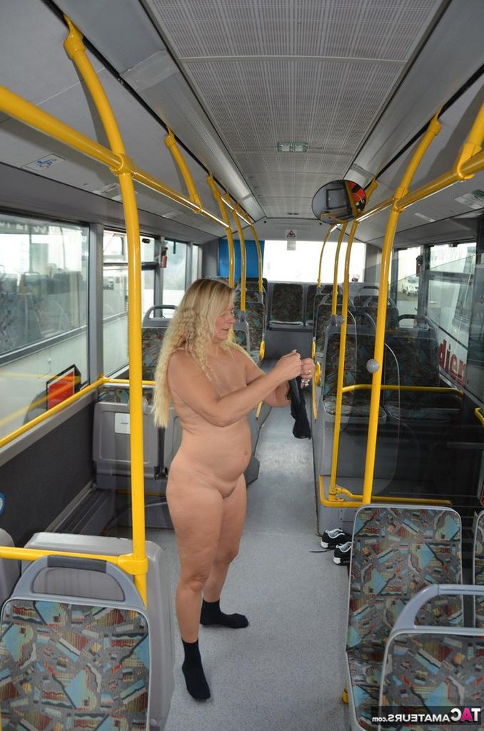 20P Chica rubia gruesa se quita la ropa interior para posar desnuda en calcetines en un autobús urbano