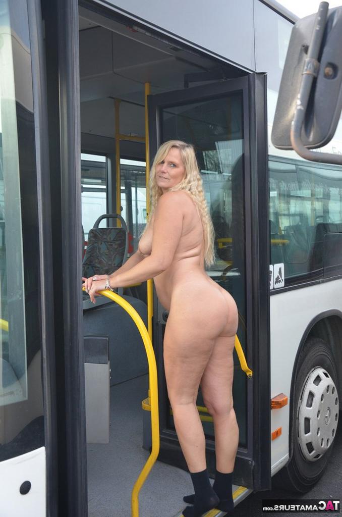 20P Chica rubia gruesa se quita la ropa interior para posar desnuda en calcetines en un autobús urbano