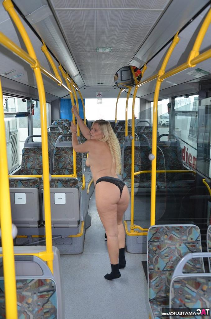 20P Chica rubia gruesa se quita la ropa interior para posar desnuda en calcetines en un autobús urbano