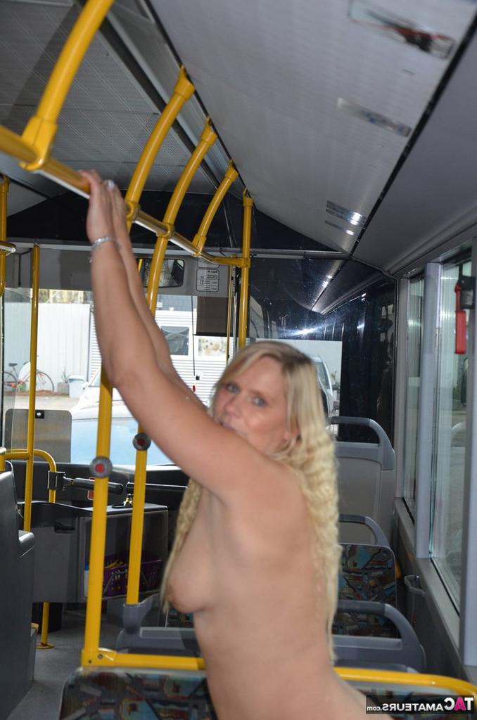 20P Chica rubia gruesa se quita la ropa interior para posar desnuda en calcetines en un autobús urbano