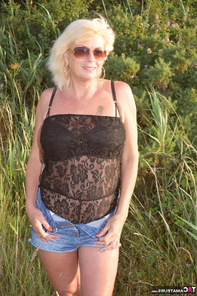 16P Die ältere Blondine Dimonty stellt ihre großen Brüste an einem Ort im Freien zur Schau