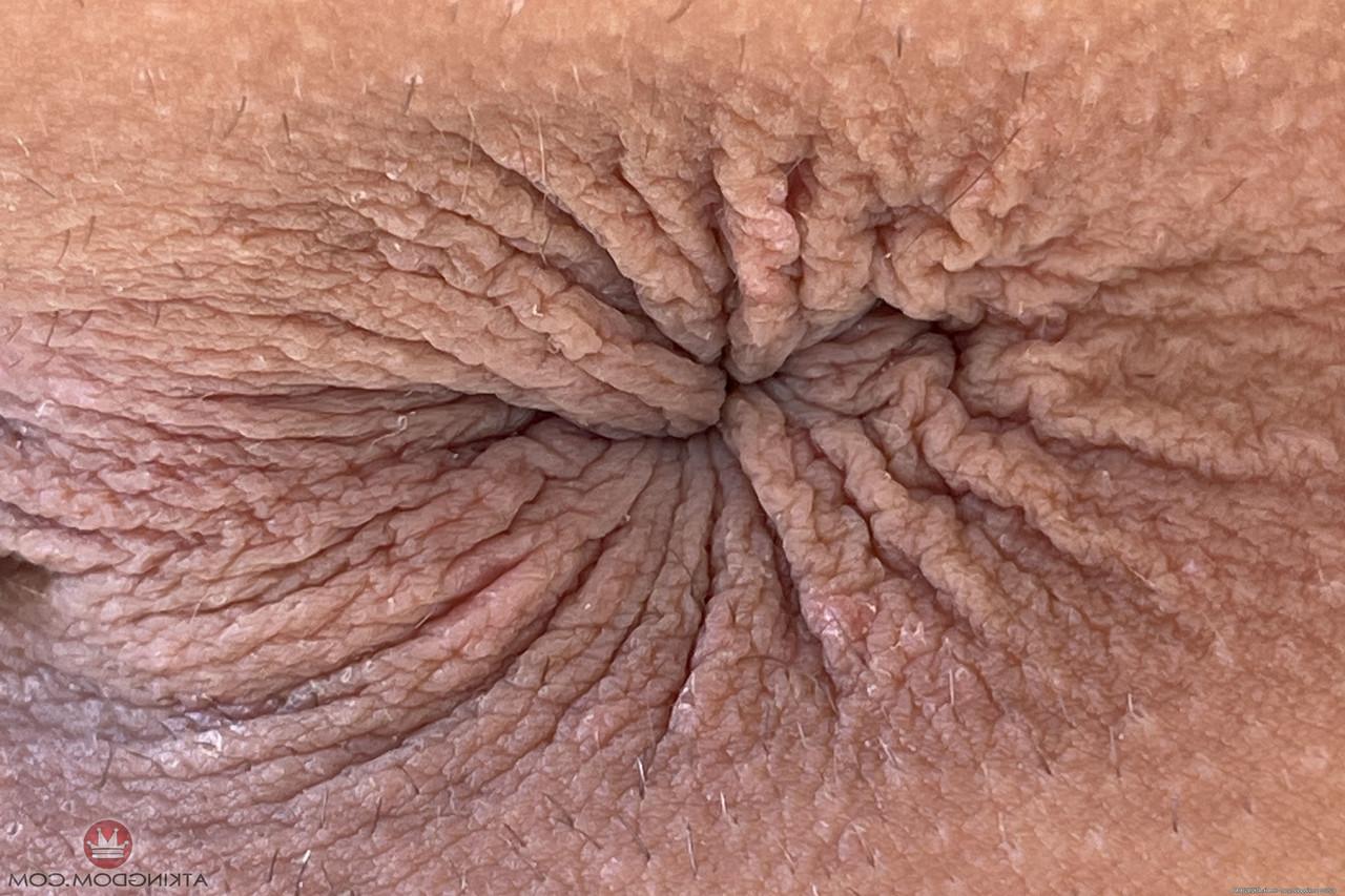 20P Die sexy Amateurin Summer Vixen spreizt ihre einladende, rasierte Muschi aus nächster Nähe