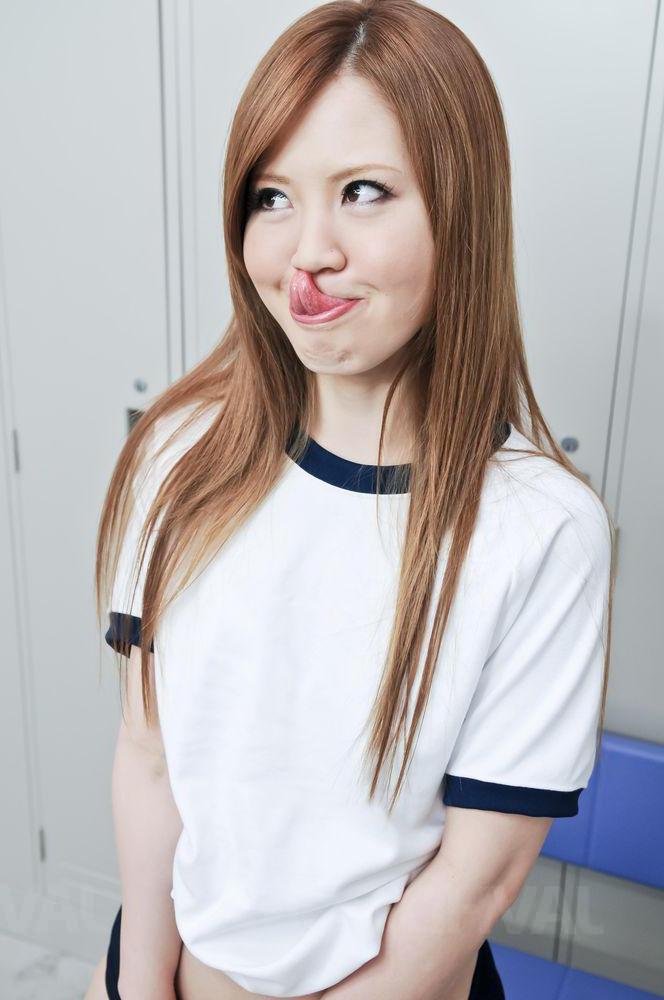 15P A estudante japonesa ruiva Sakamoto Hikari fica nua durante um show de modelo