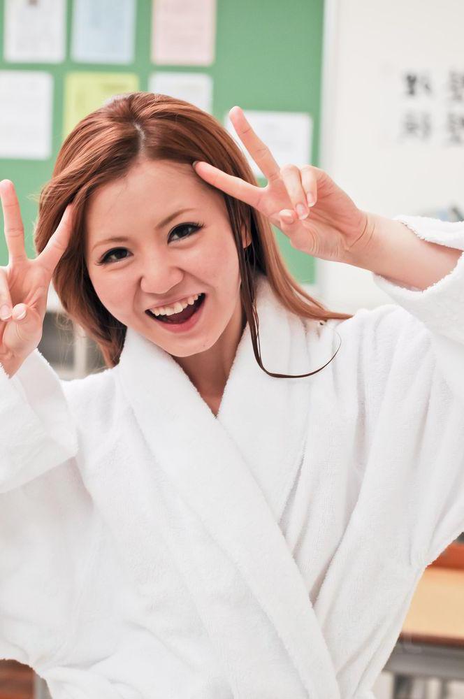 15P A estudante japonesa ruiva Sakamoto Hikari fica nua durante um show de modelo