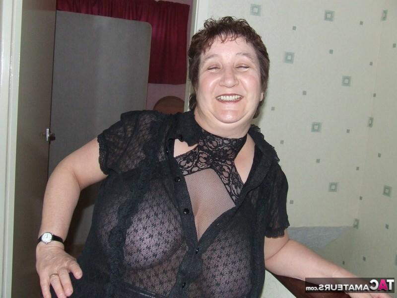 20P Mulher madura e rechonchuda, Kinky Carol fica nua em meias e botas acima do joelho