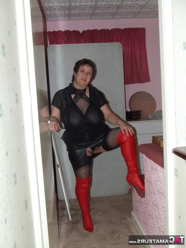 20P Mulher madura e rechonchuda, Kinky Carol fica nua em meias e botas acima do joelho