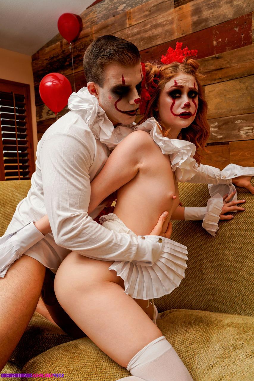 20P A adolescente sexy Scarlet Skies gosta de sexo hardcore com seu meio-irmão no Halloween