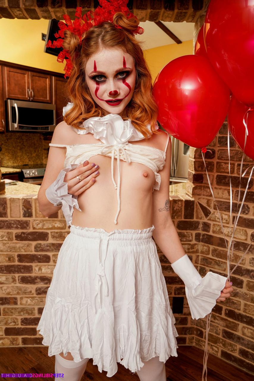 20P A adolescente sexy Scarlet Skies gosta de sexo hardcore com seu meio-irmão no Halloween