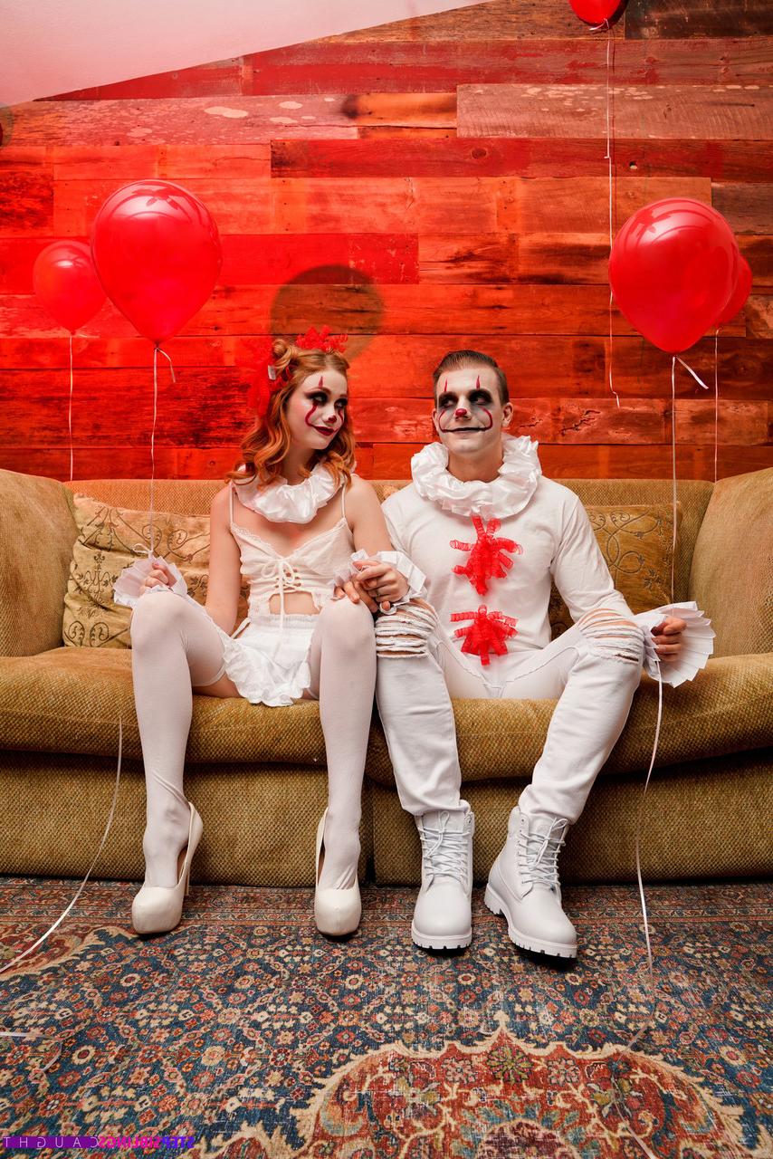 20P A adolescente sexy Scarlet Skies gosta de sexo hardcore com seu meio-irmão no Halloween