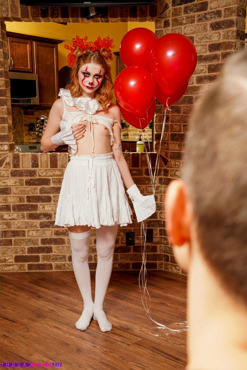 20P A adolescente sexy Scarlet Skies gosta de sexo hardcore com seu meio-irmão no Halloween