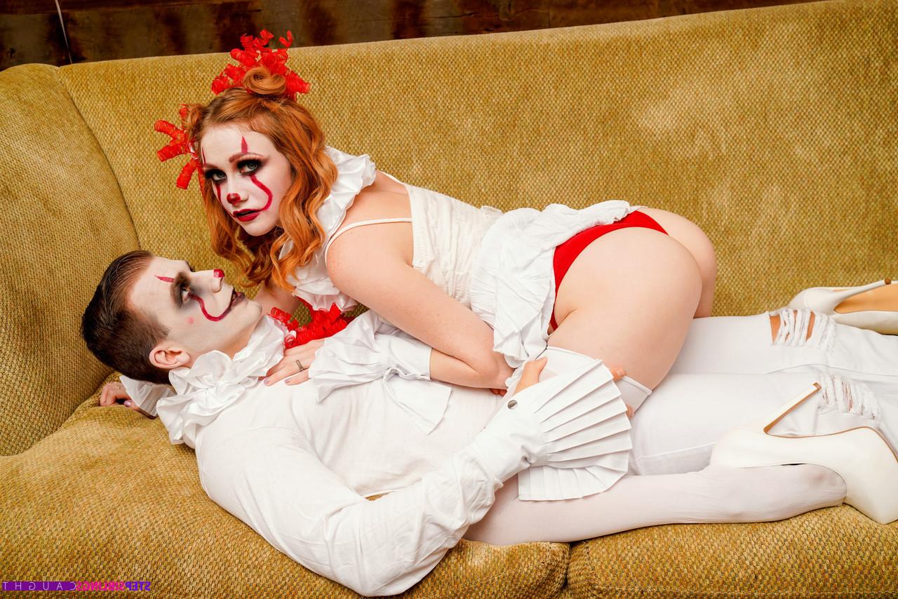 20P A adolescente sexy Scarlet Skies gosta de sexo hardcore com seu meio-irmão no Halloween