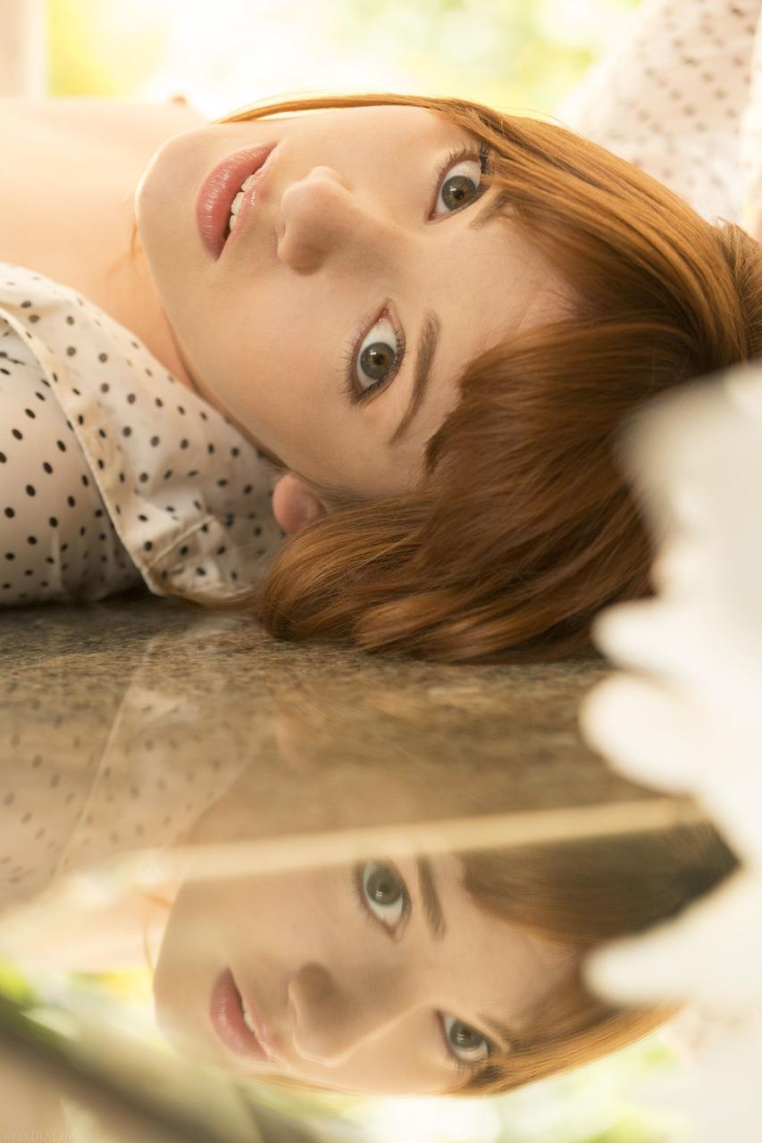20P Lena Anderson, rousse et sexy, se déshabille en buvant un café.