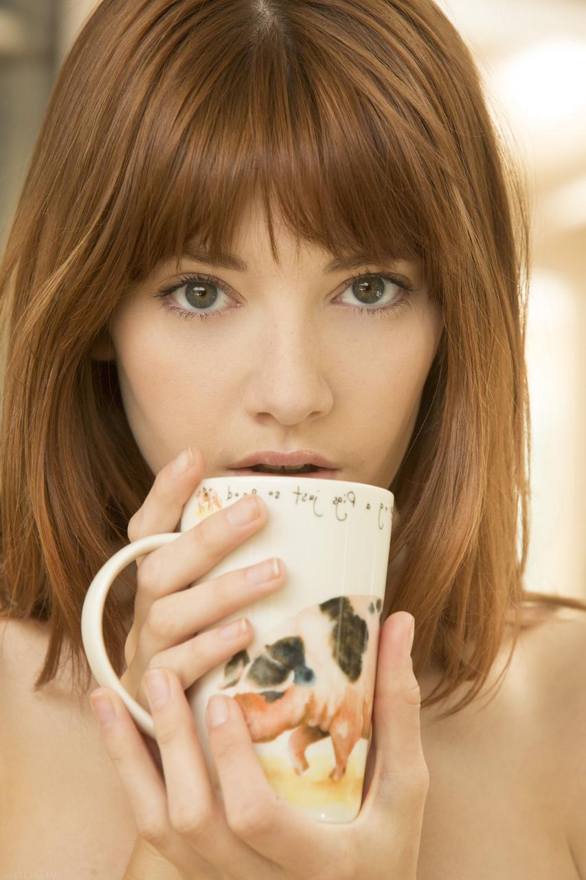 20P Lena Anderson, rousse et sexy, se déshabille en buvant un café.