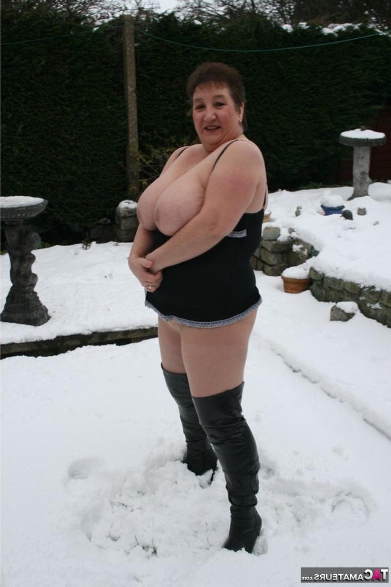 16P A gorda Kinky Carol do Reino Unido mostra seus peitos grandes e bunda enquanto faz bolas de neve