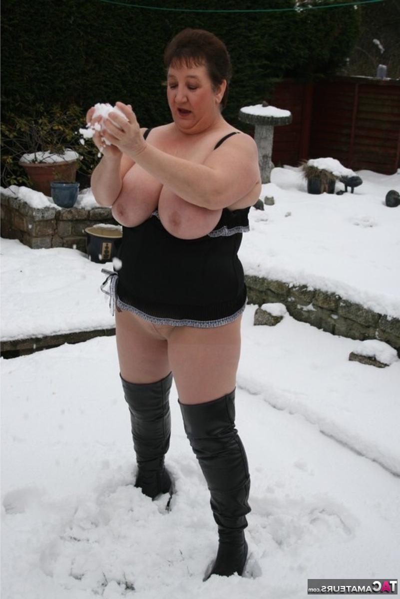16P A gorda Kinky Carol do Reino Unido mostra seus peitos grandes e bunda enquanto faz bolas de neve