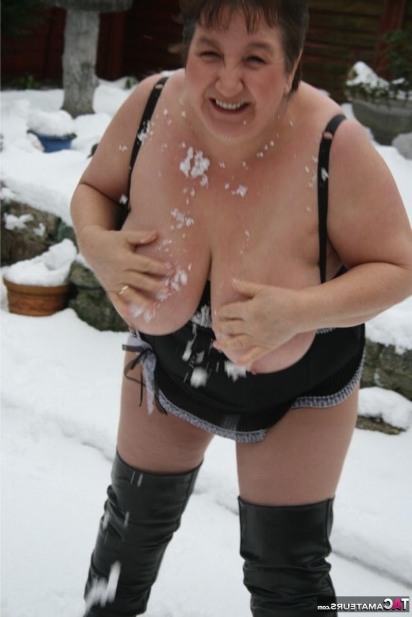 16P A gorda Kinky Carol do Reino Unido mostra seus peitos grandes e bunda enquanto faz bolas de neve