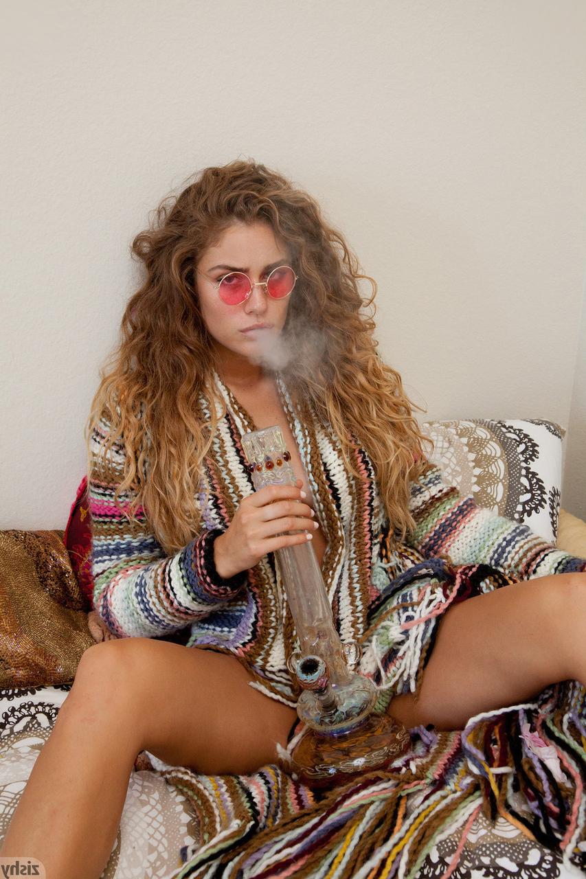 11P La chaude Serina Cardoni fume la chicha et modèle un corps sexy dans différentes tenues.