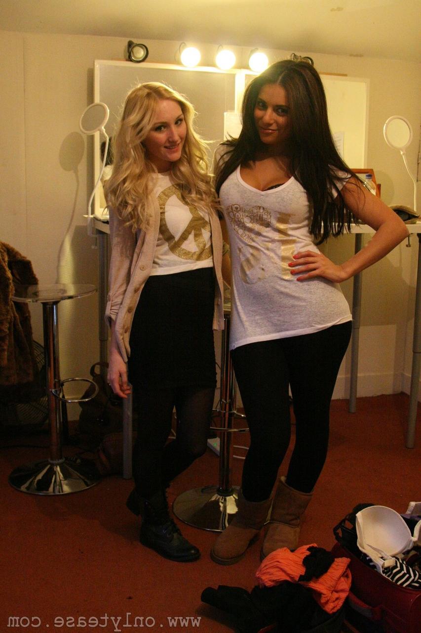 20P Gorgeous amateur MILFs posing clothed & in their lingerie in a compilation