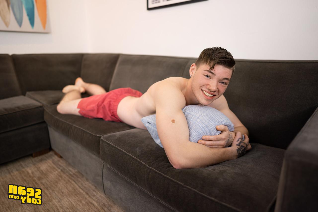 20P O jovem gay Connor gosta de sexo anal hardcore com um traseiro musculoso