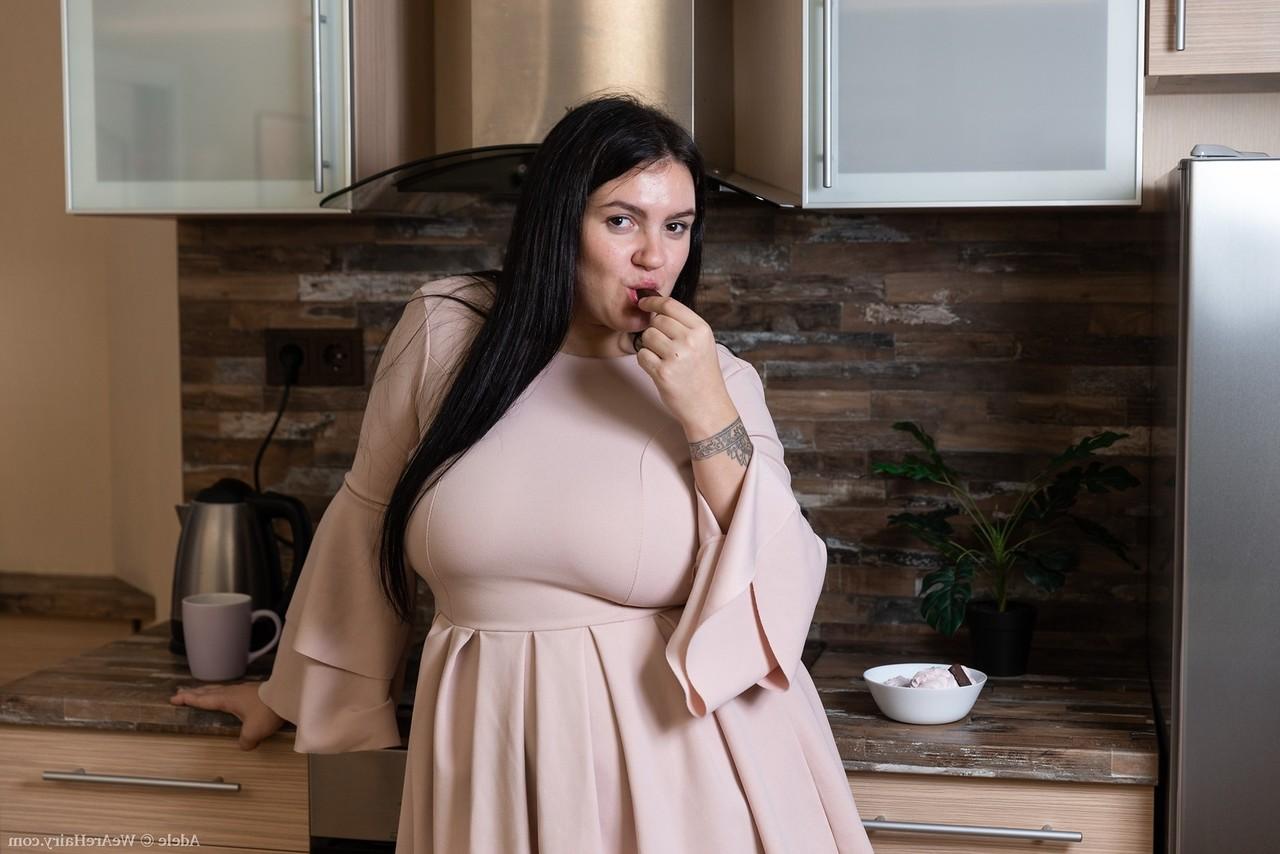 16P Amateur BBW Adele muestra sus axilas peludas antes de abrir su arbusto