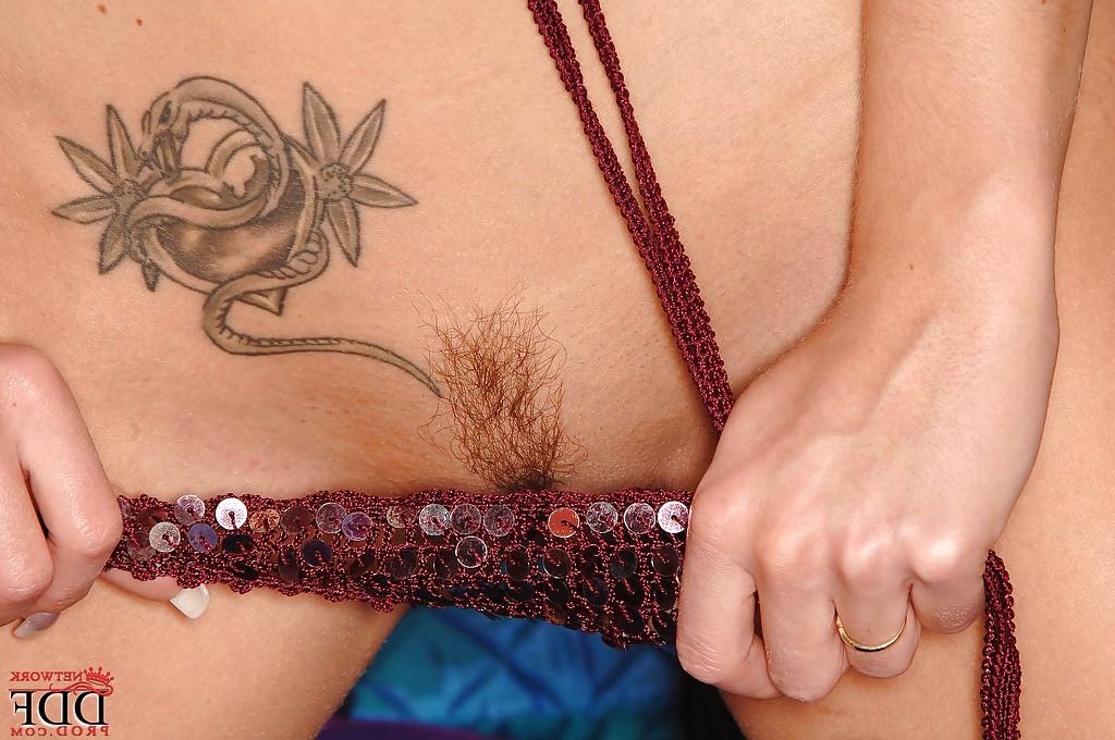 16P Hübsches blondes Luder mit verführerischem Arsch schlüpft aus seinem glitzernden Bikini