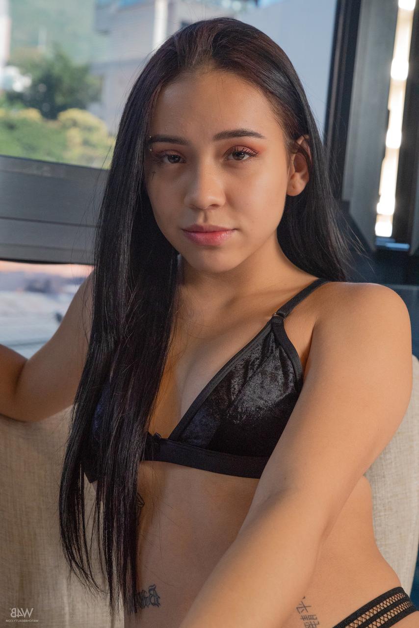 20P Adolescente deslumbrante com uma bela bunda Megan Blossnd esfrega o clitóris depois de se despir