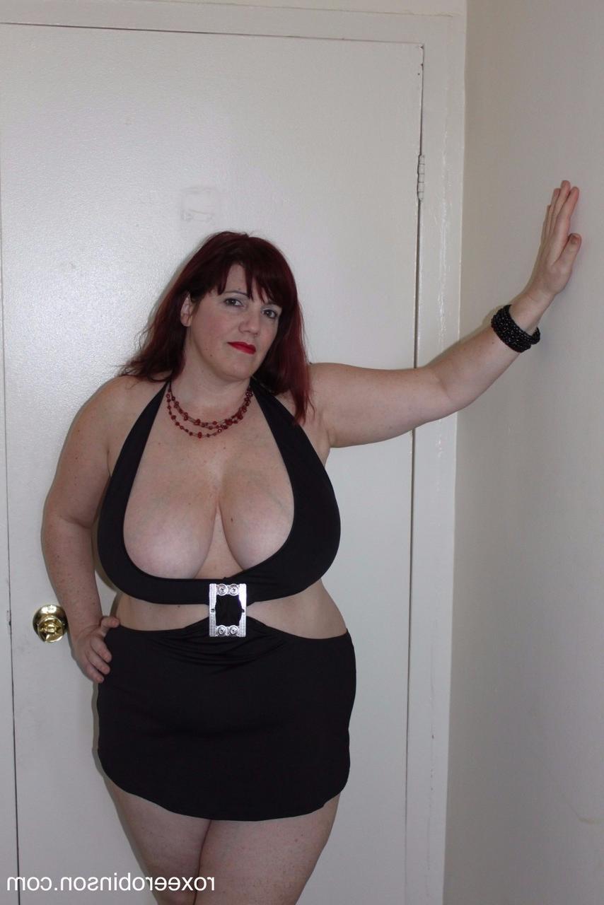 15P Chubby amateur MILF Roxee Robinson strips her top & shows her big tits