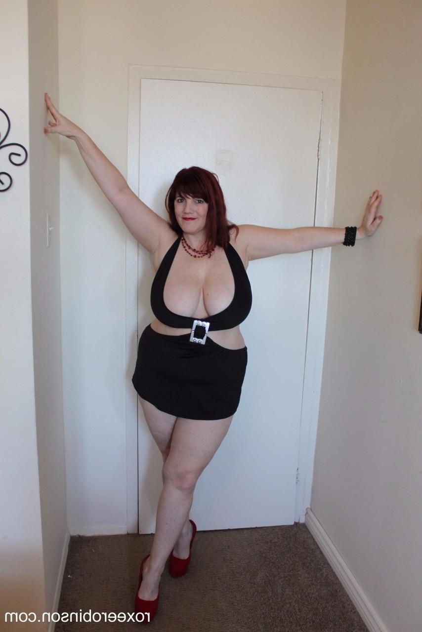 15P Chubby amateur MILF Roxee Robinson strips her top & shows her big tits