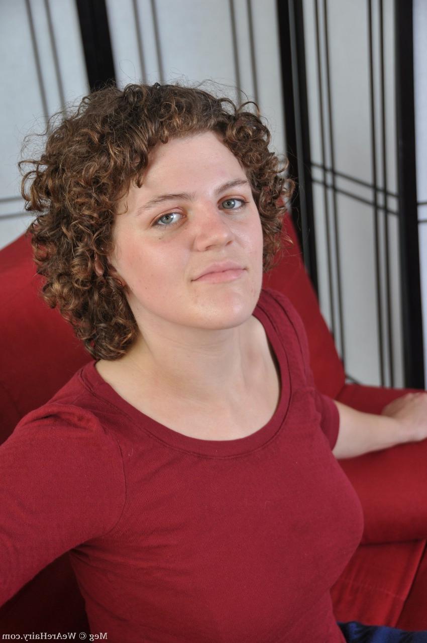18P Meg, de pelo rizado, se desnuda con lencería sexy y muestra su encantador coño peludo