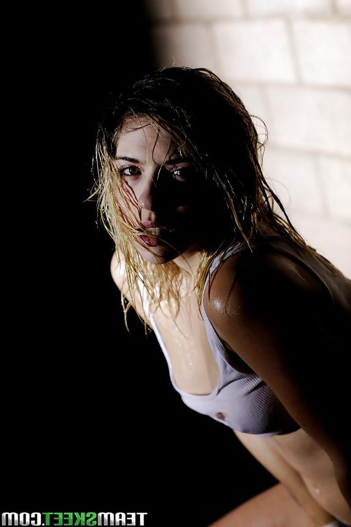 16P Adolescente voluptuosa com roupas molhadas Lia Lor revelando seus peitos empinados