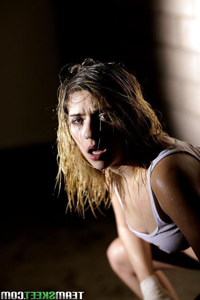 16P Adolescente voluptuosa com roupas molhadas Lia Lor revelando seus peitos empinados