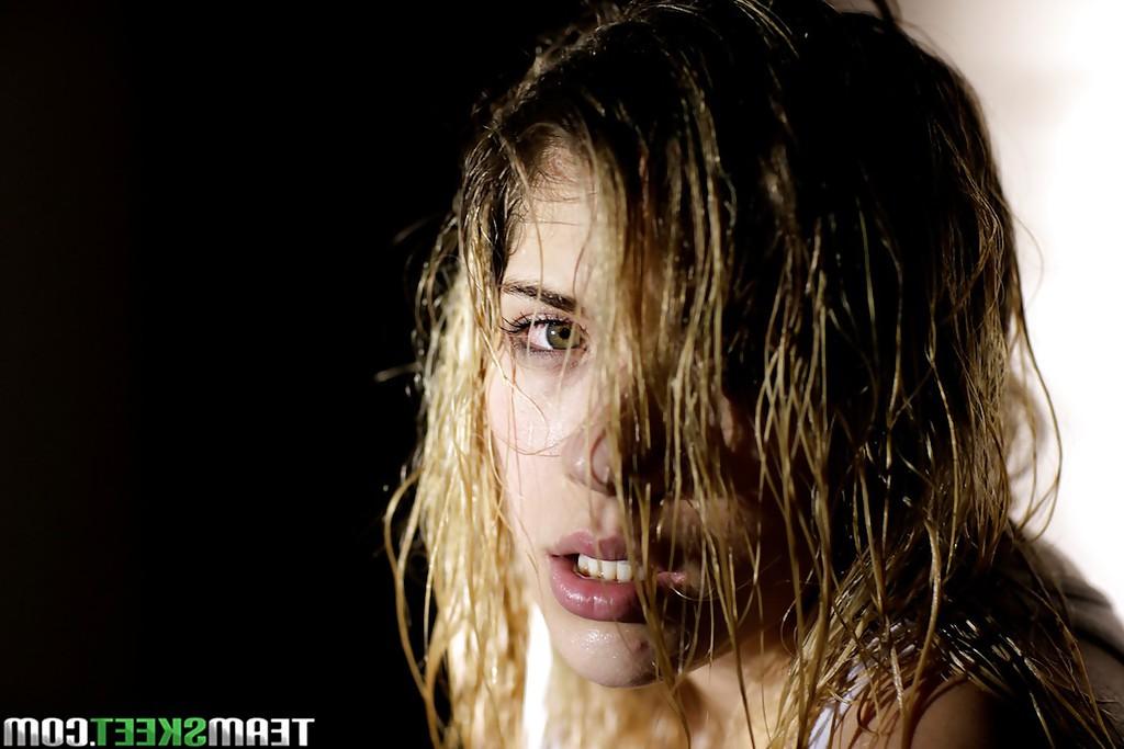 16P Adolescente voluptuosa com roupas molhadas Lia Lor revelando seus peitos empinados