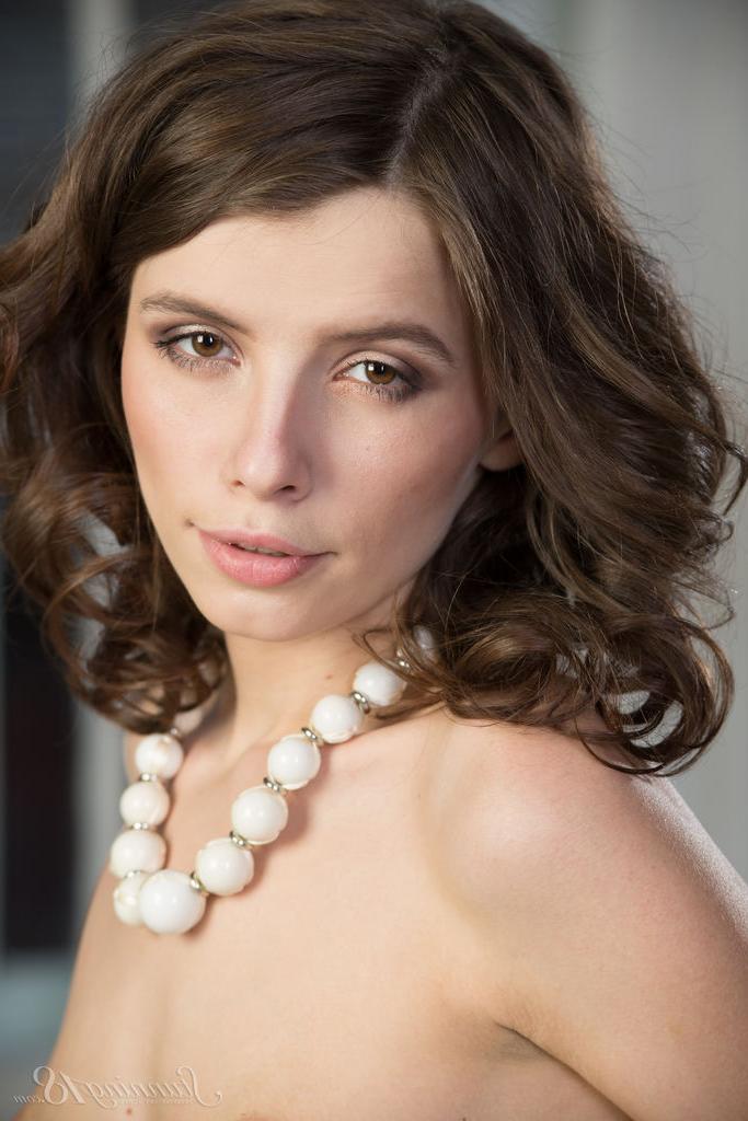 16P Karen, 18 ans, travaille son joli cul tout en montrant son vagin lisse