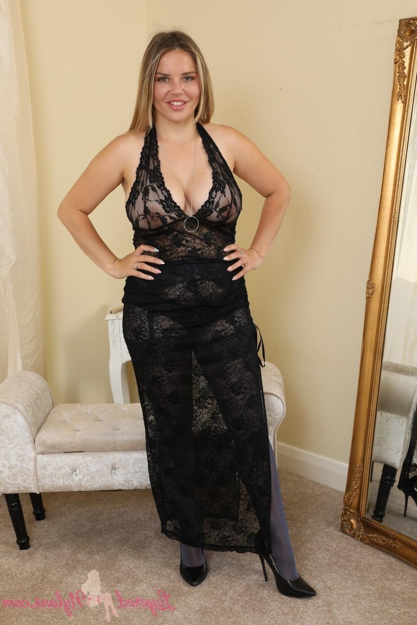 16P La rubia británica Siobhan Graves acaricia sus grandes tetas después de desnudarse en pantimedias