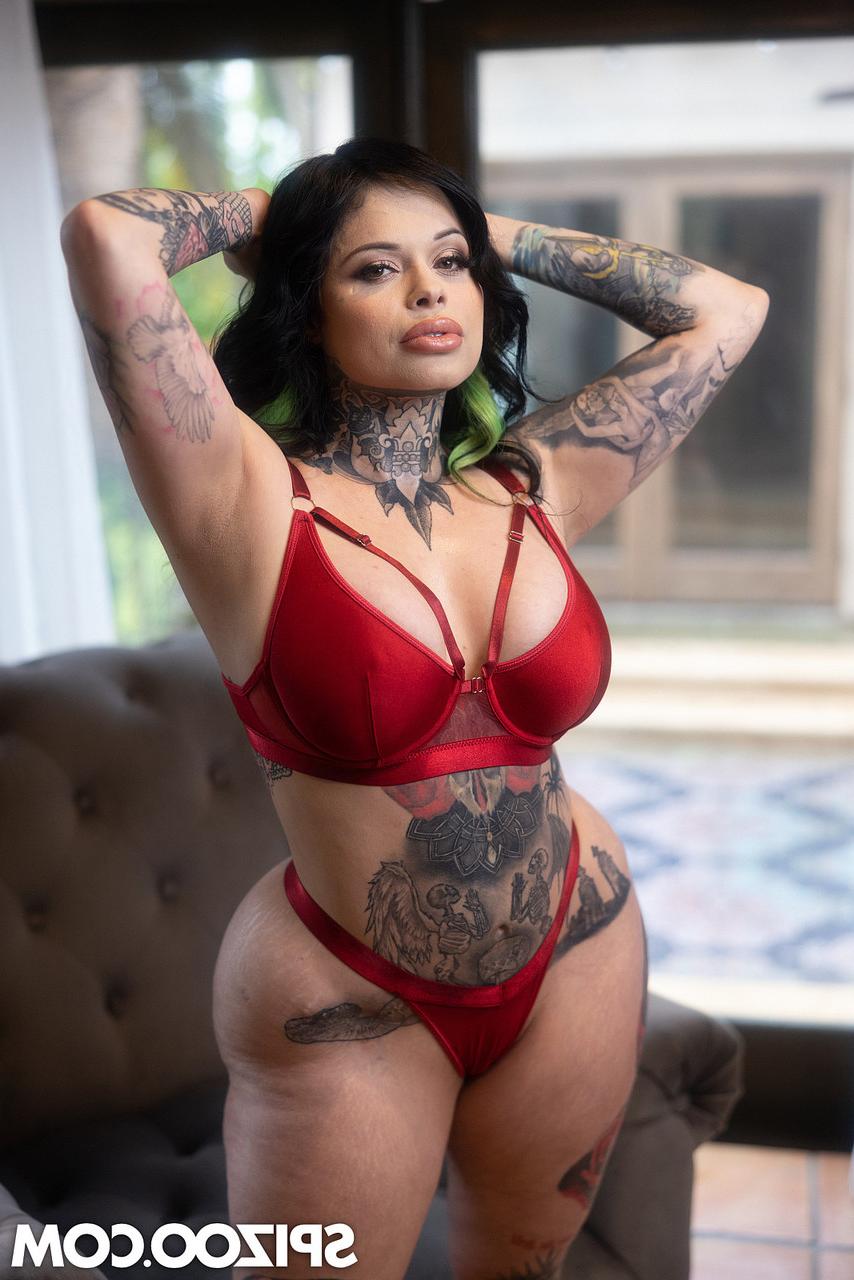 15P Latina tatuada MILF Xwife Karen posa sozinha antes de foder na cama