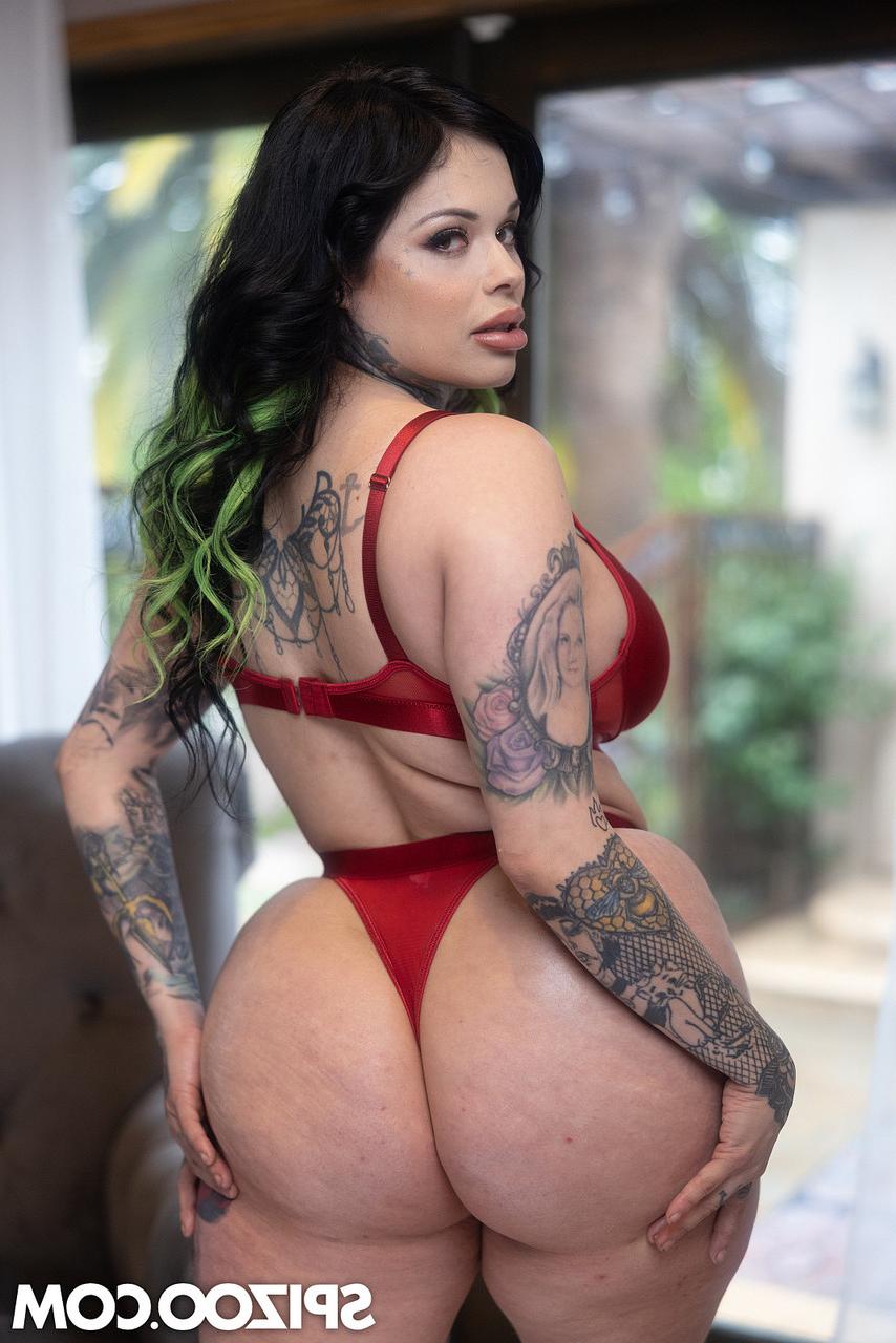 15P Latina tatuada MILF Xwife Karen posa sozinha antes de foder na cama
