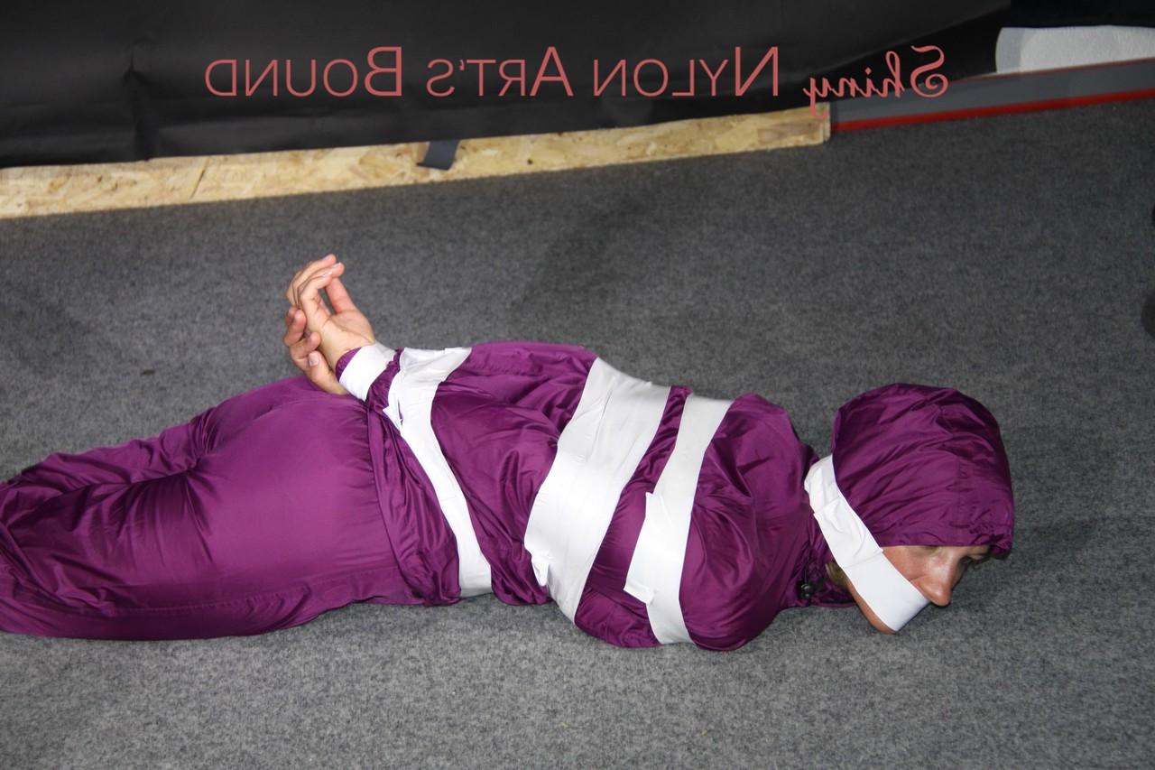 16P 白人女性が紫色のナイロン服を着て縛られ猿ぐつわをされたまま放置される
