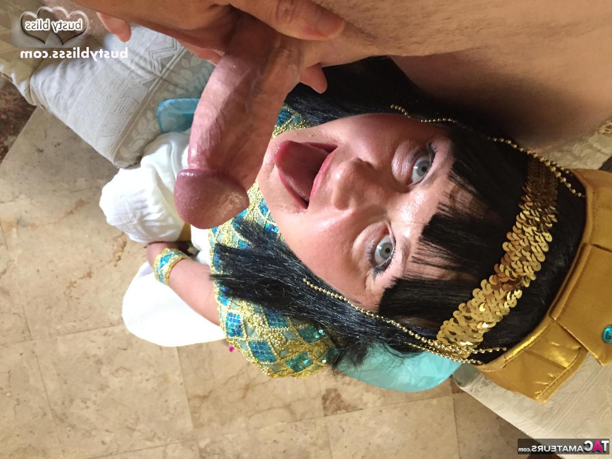 16P La señora madura Busty Bliss hace una mamada mientras luce ropa de cosplay